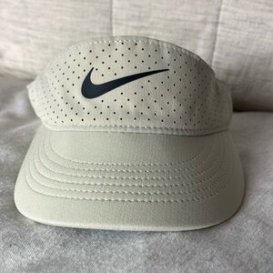 pre-owned Nike Court Advantage Visor